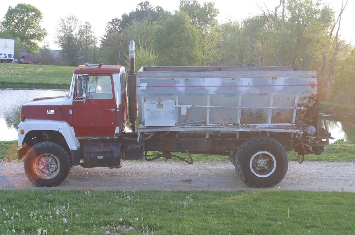  Ford 9000 Fertilizer Lime Spreader