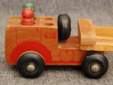 RARE vint Holgate 2 PC Wooden Car Hauler w 2 Passengers