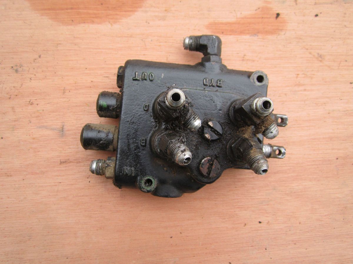 John Deere 317 Control Valve