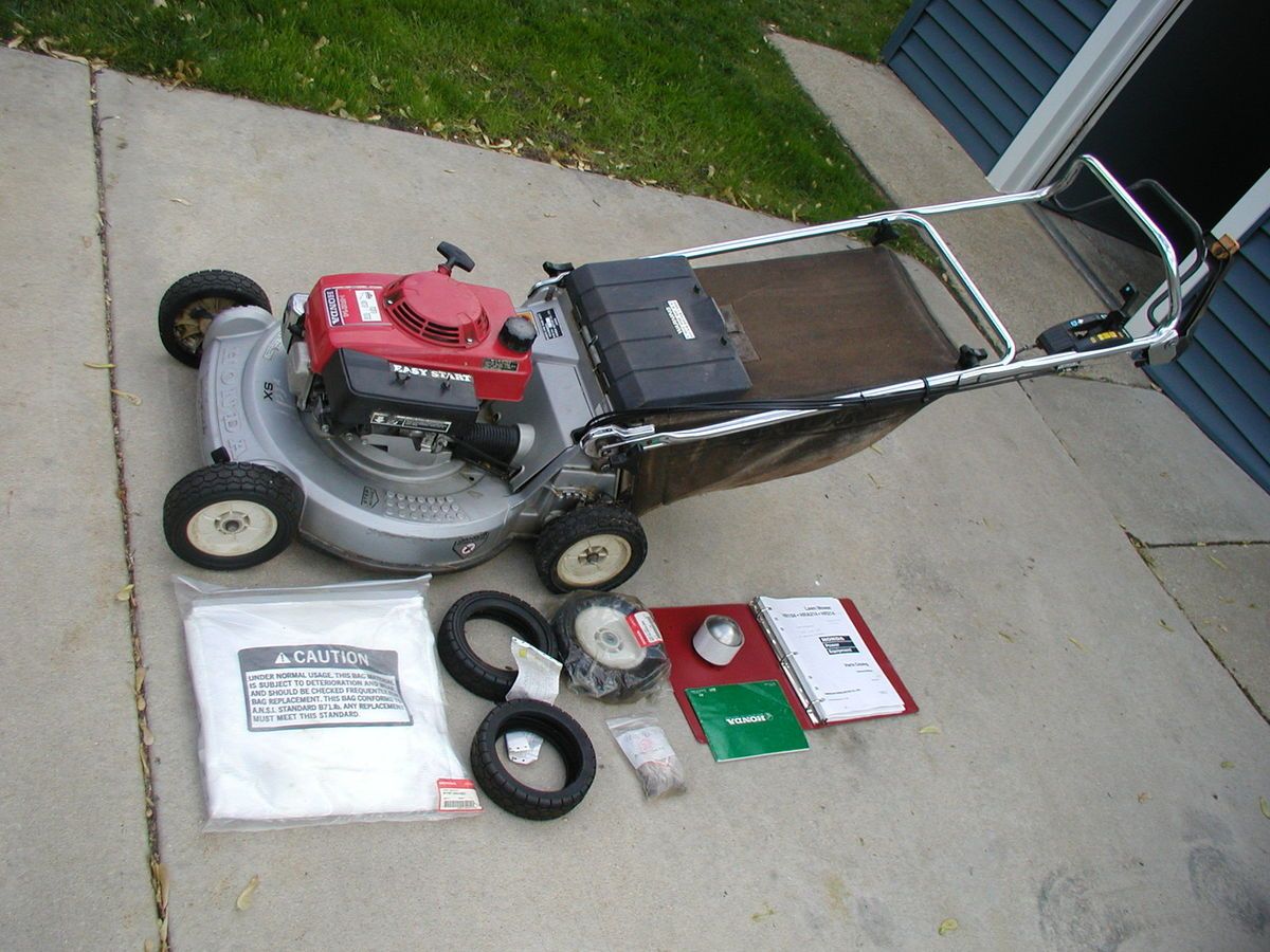 Honda Lawn Mower HR214 Self Propelled, Rear Bagger ,With Extra Parts