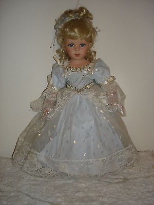 Disney Cinderella Satin & Lace Dress 18 Inch Ashton Drake Porcelain