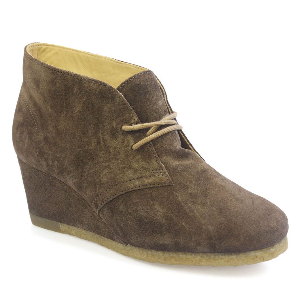 Clarks Yarra Desert Suede Walnut Brown Boots