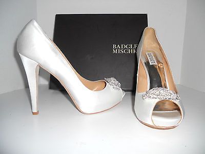 245 Badgley Mischka Goodie White Satin Peep Toe Pump Sz 9