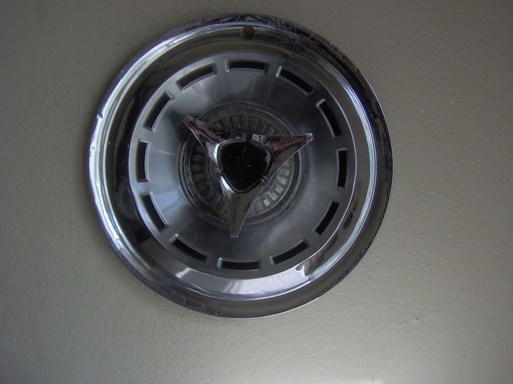 1962/63 DODGE FLIPPER HUBCAP.