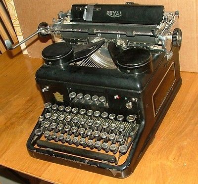 ROYAL 10 TYPEWRITER IN GOOD CONDITION